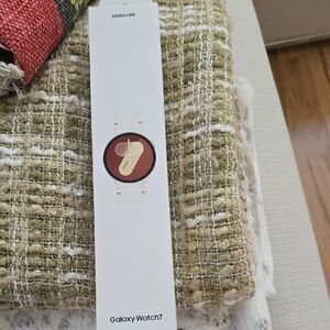 Samsung Galaxy Watch7 with White Band and Black Face (HOLIDAYS) ?